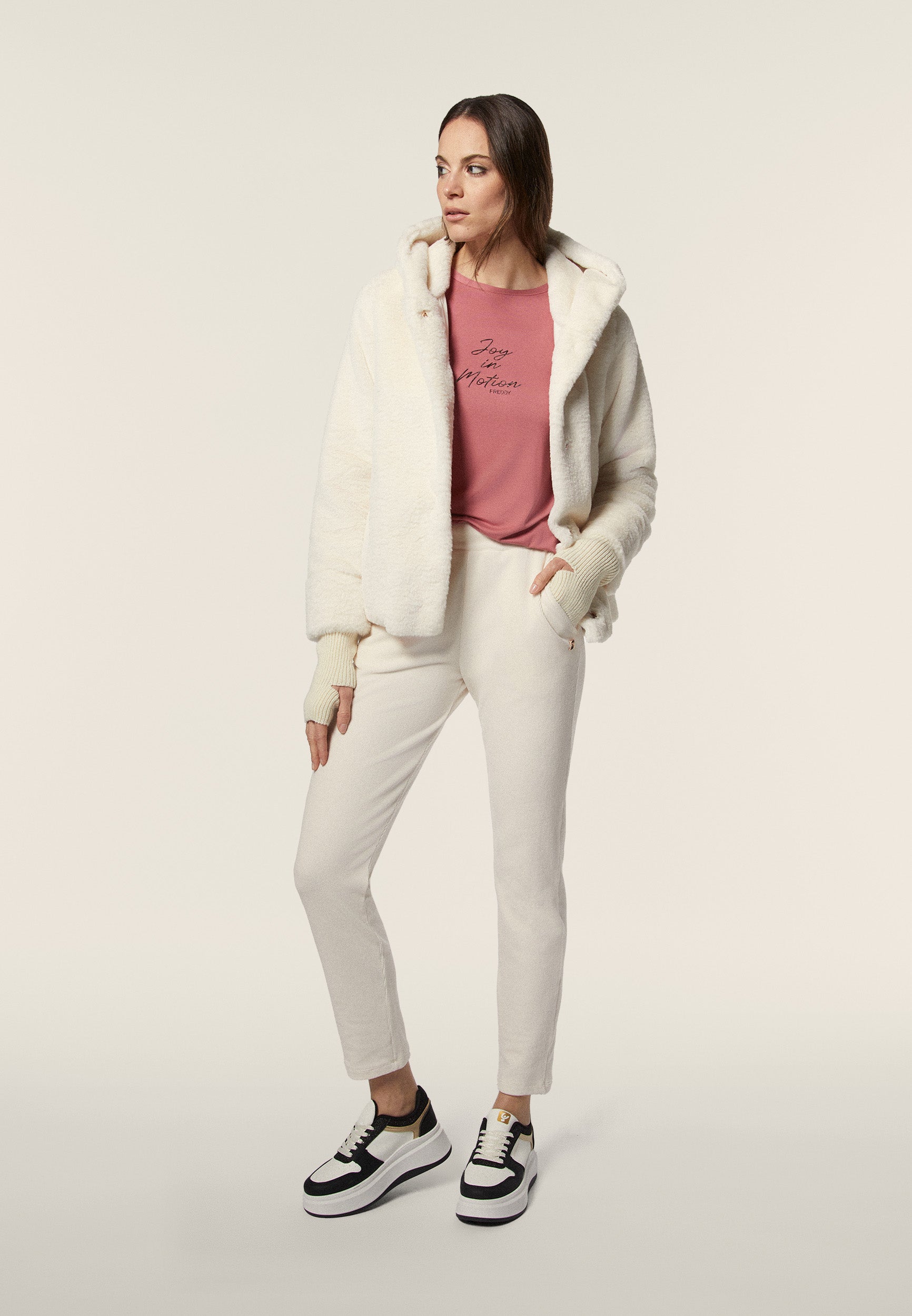 F4WJKJ9_Z102_-_W_L 1