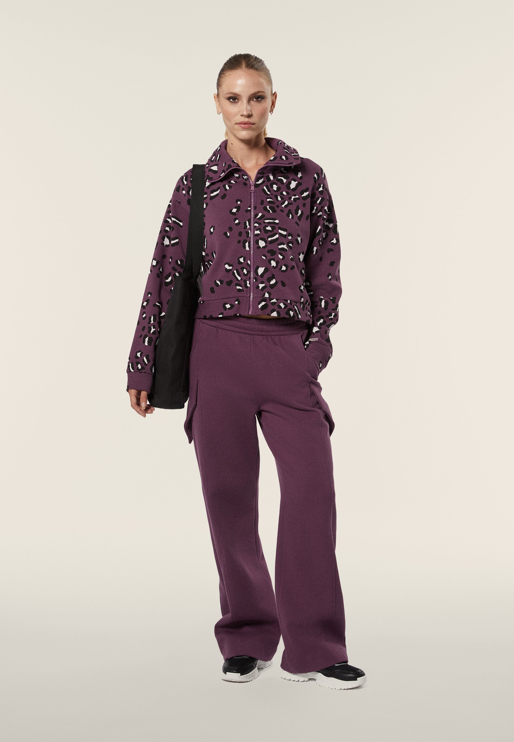 F4WMCS9C_ANI102_-_W_L 1