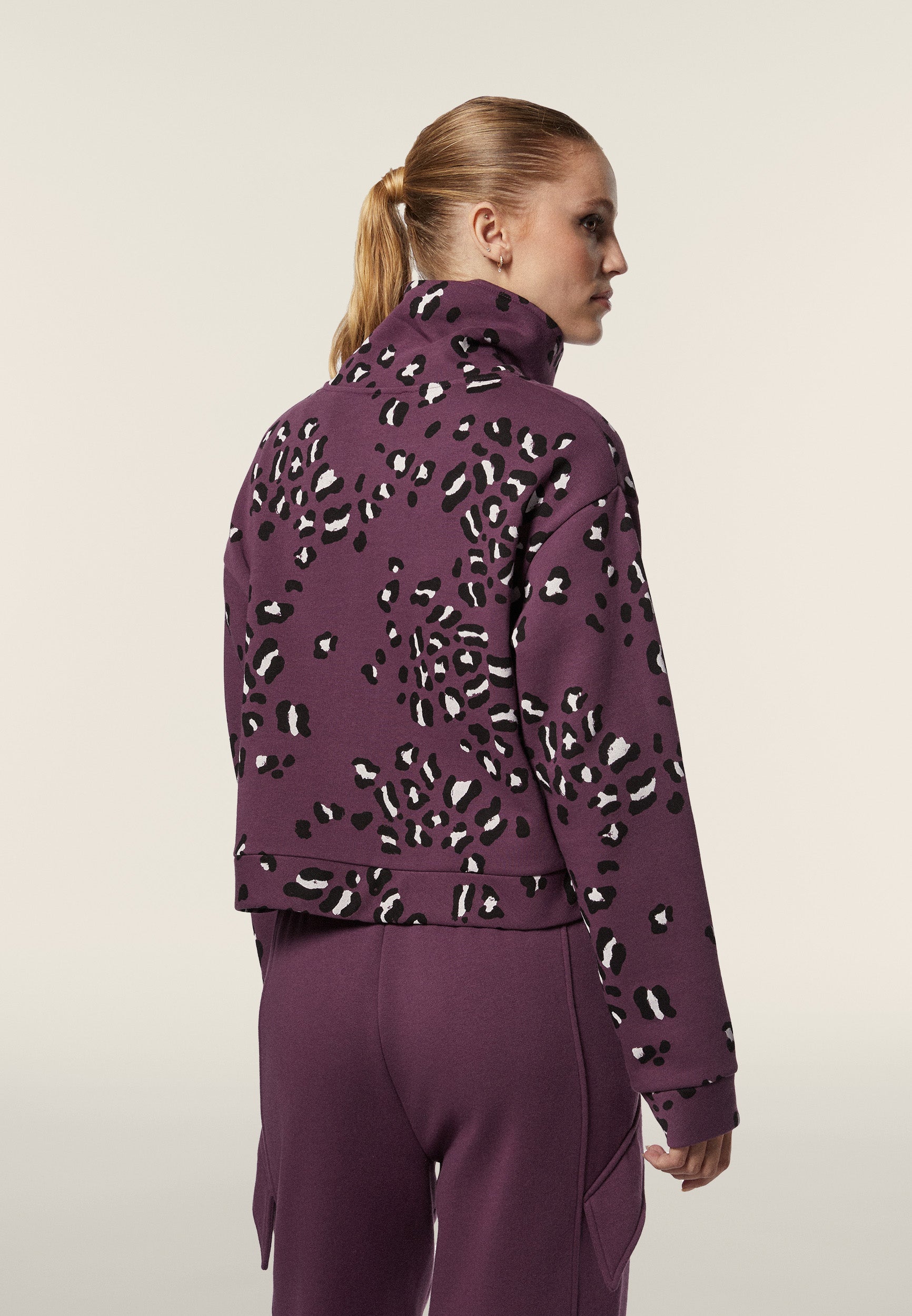 F4WMCS9C_ANI102_-_W_L 3