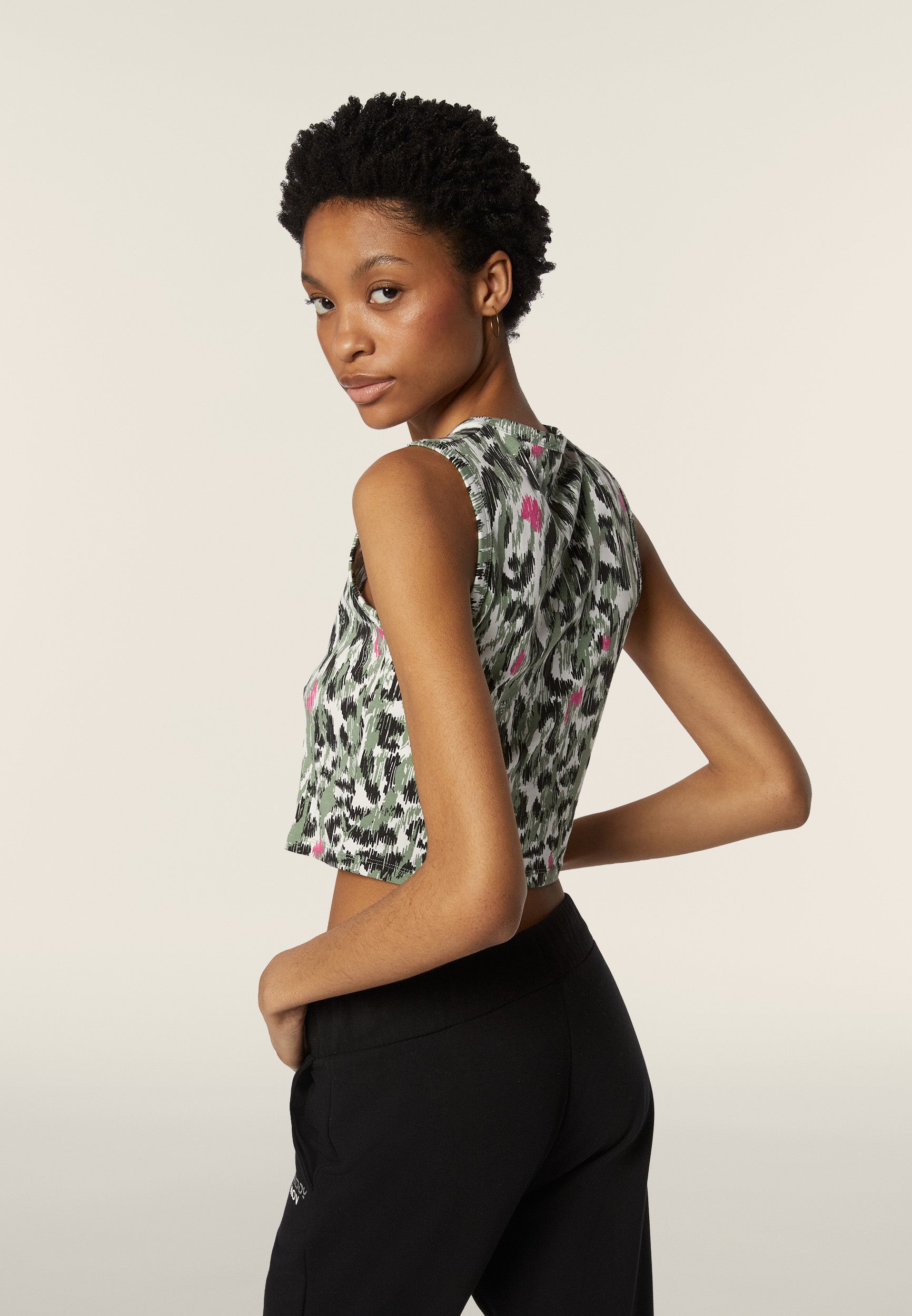 F4WMVK1C_ANI97_-_W_L 3