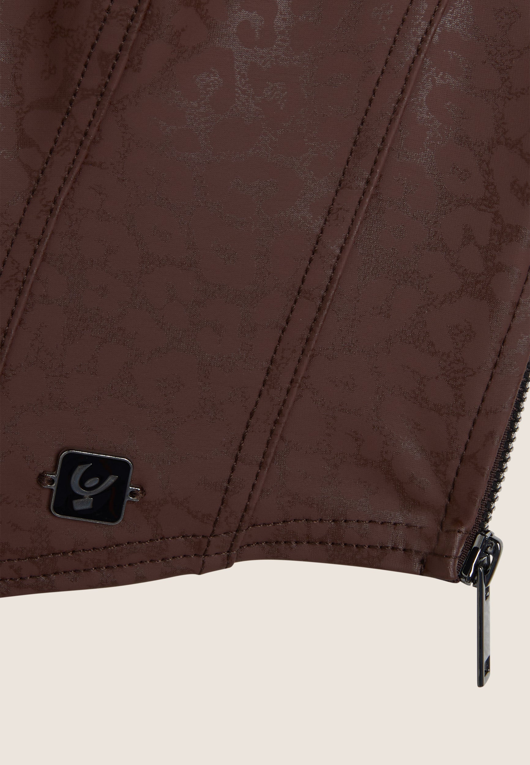 F4WTWT6_ANI57_-_W_XS 8