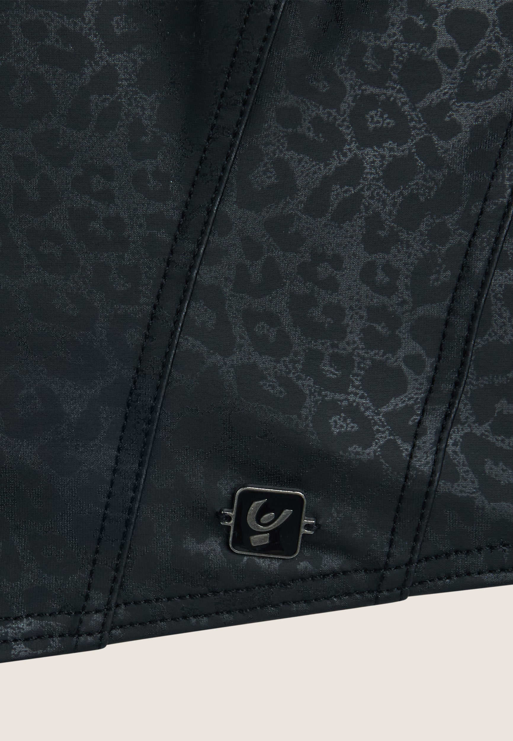 F4WTWT6_ANI62_-_W_L 3