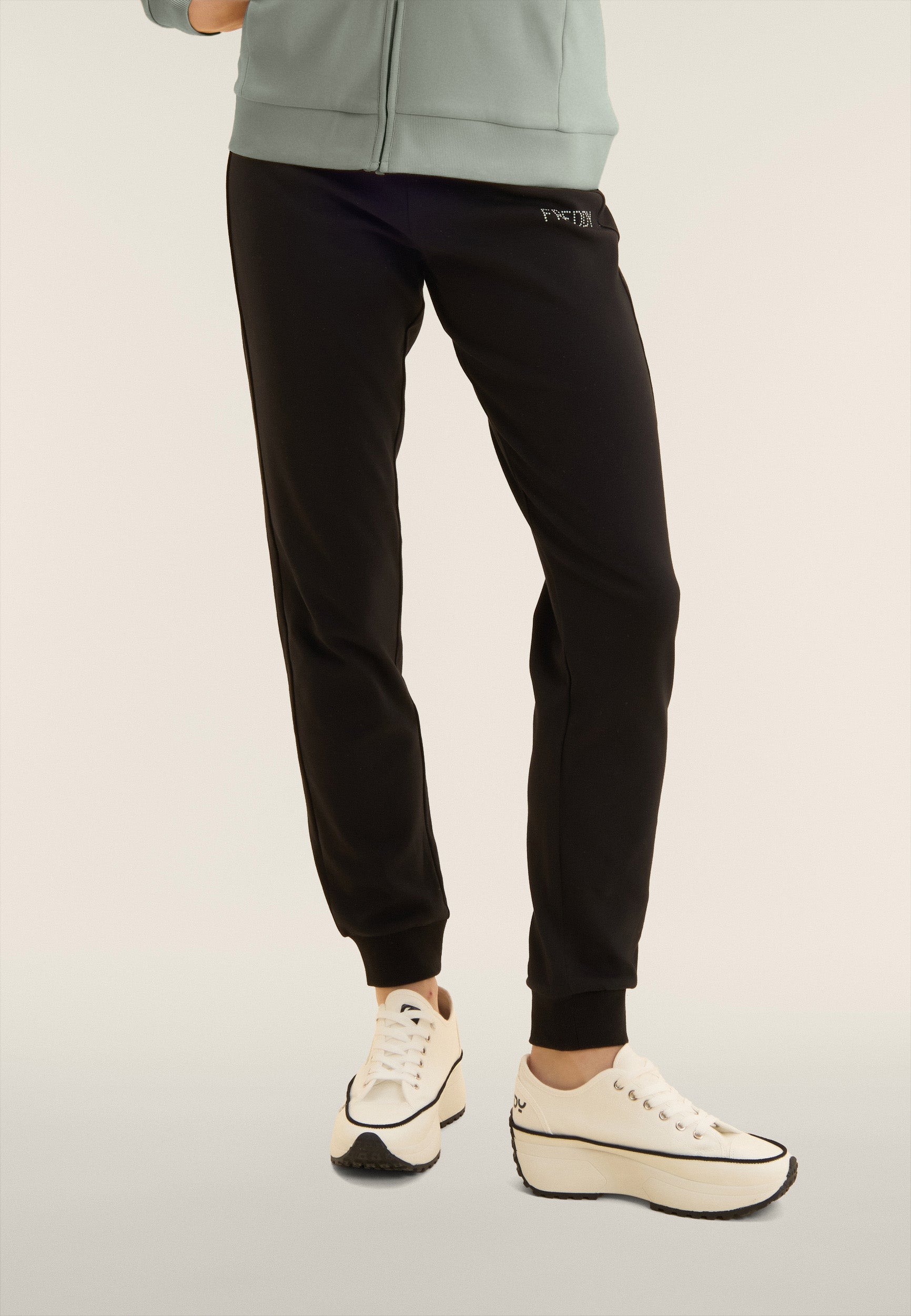 S26WTRK4_V96N_-_W_L 4