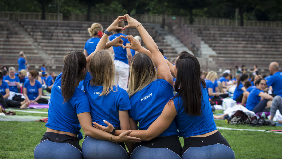 Freddy celebra lo Yoga
