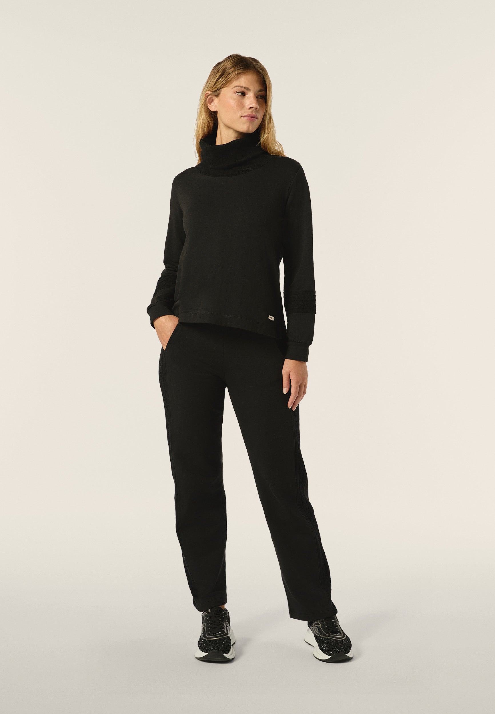 Cable knit tricot hoodie with a pouch pocket Cable knit tricot hoodie with a pouch pocket
