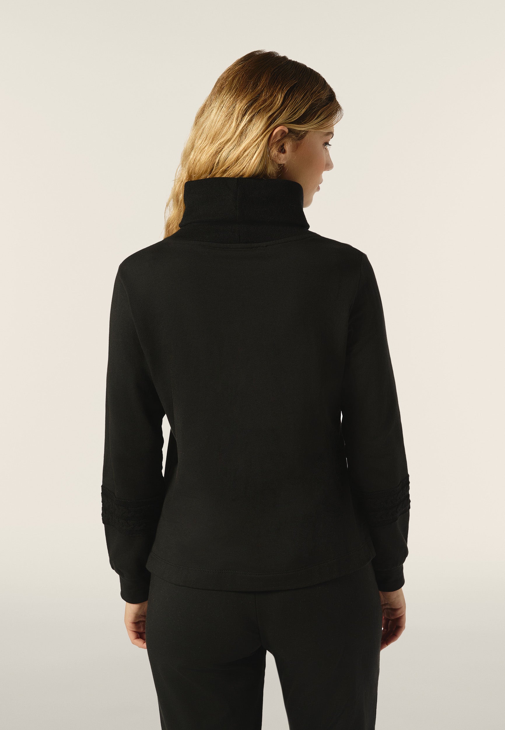 Cable knit tricot hoodie with a pouch pocket Cable knit tricot hoodie with a pouch pocket