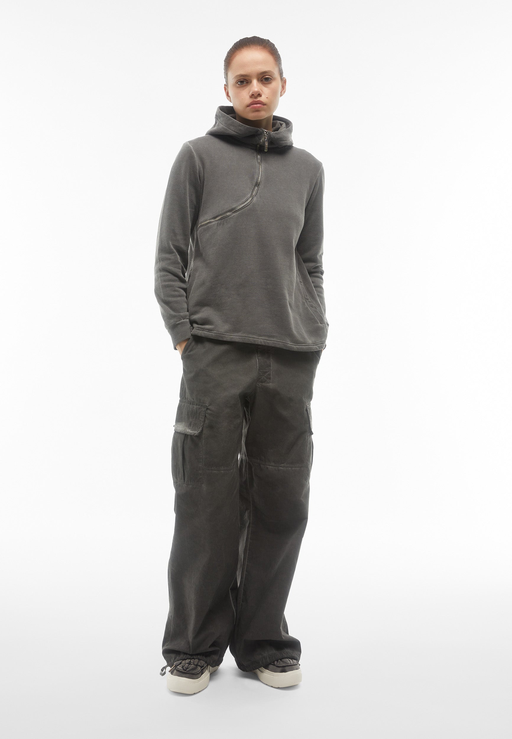 Cold-garment-dyed cargo trousers in canvas