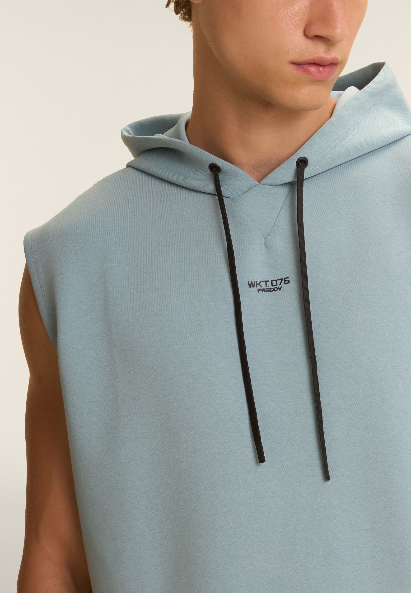 Sleeveless hoodie in performance fabric