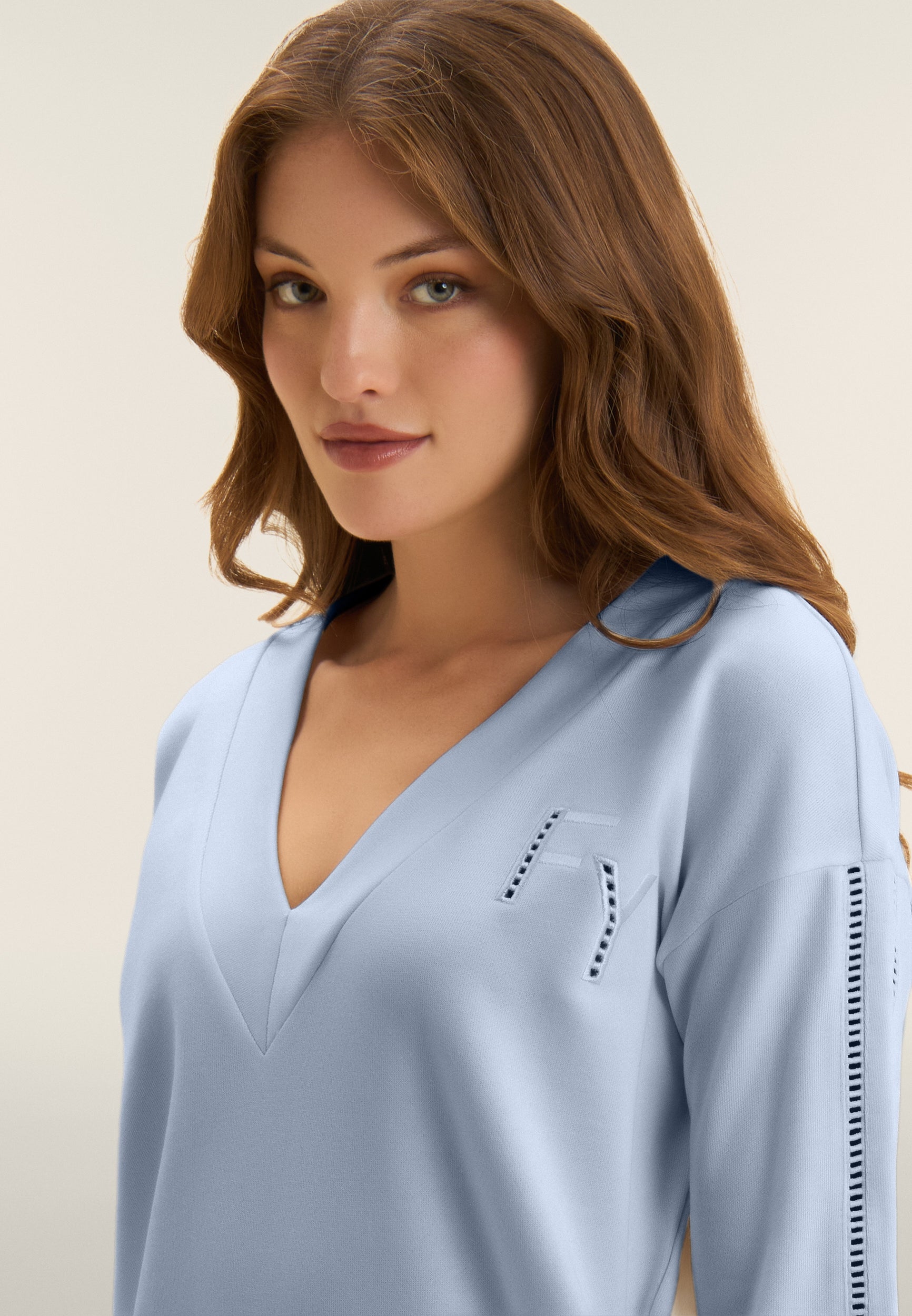 V-neck sweatshirt with dropped shoulder and embroidered details