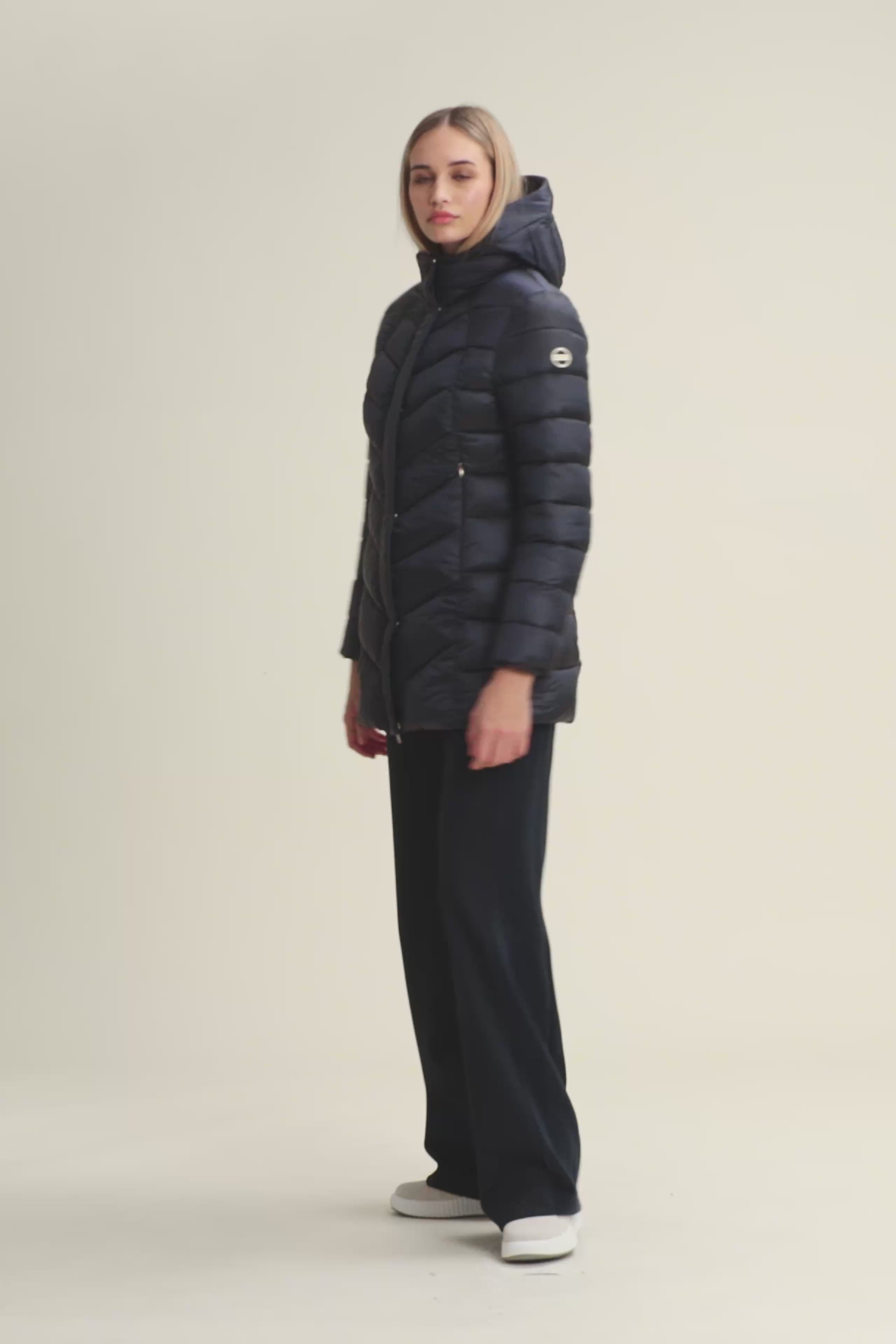 Women's quilted down jacket with hood and snap fasteners