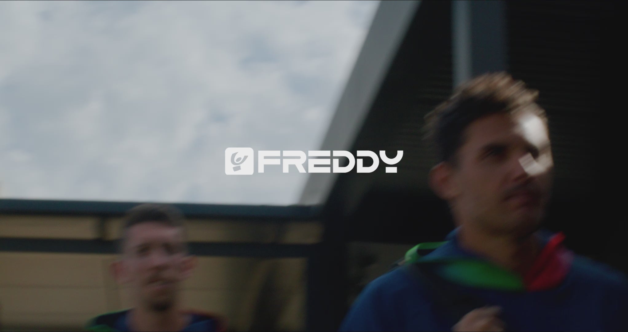 Video promozionale dei capi Freddy realizzati per la collezione ufficiale della Nazionale Italiana di Beach Volley: tessuti tecnici, dettagli curati e movimento atletico che trasmettono energia e stile sportivo.
