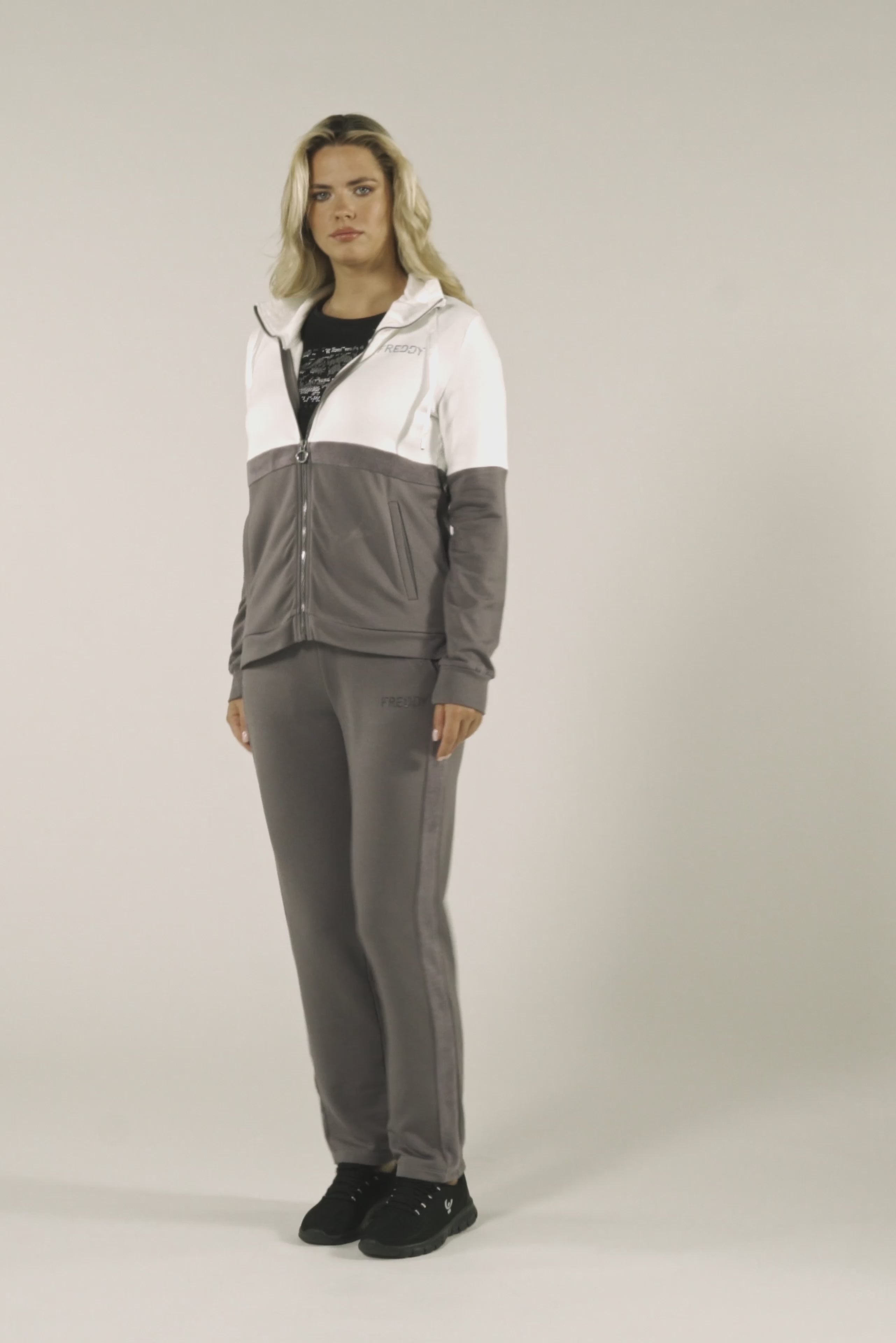 WE'RTHY スウェットフーディ WE'RTHY スウェットフーディ