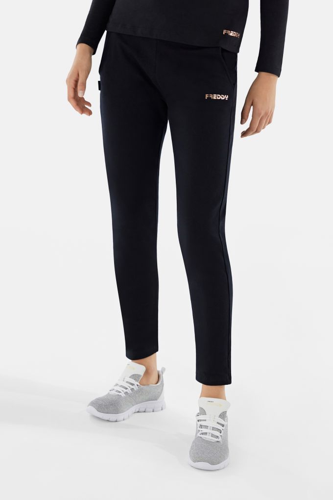 Pantaloni sportivi slim fondo dritto e dettagli color rame