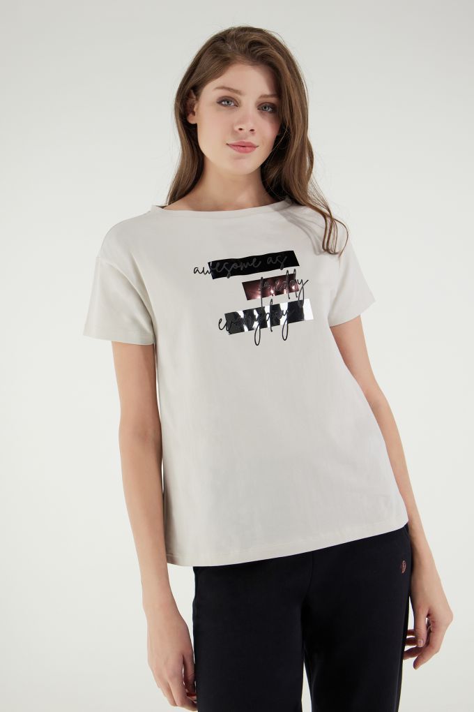 T-shirt comfort fit in jersey con stampa compostita lucida