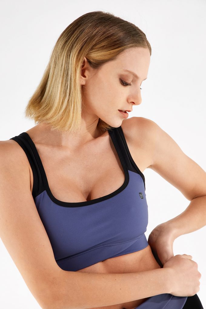 Yoga-Top mit kontrastfarbenen Trägern - 100 % Made in Italy