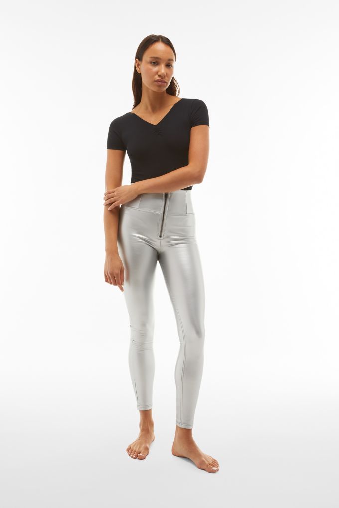 WR.UP® 7/8 push-up jeans with high waist and raw cut at the bottom