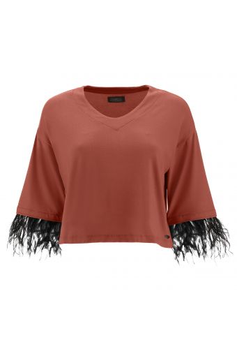 Cropped V-neck shirt with 3/4 sleeves and feather trim
