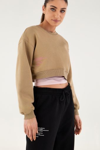 Cropped crew neck sweatshirt with text on one side