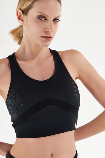 Breathable sports bra with dotted details