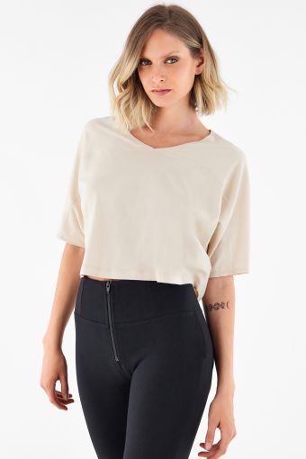 Cropped t-shirt with a V-neck and kimono sleeves