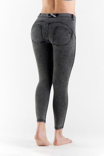 Ankle-length WR.UP® shaping super skinny jeggings with a black coating