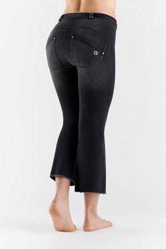Jeans push-up WR.UP® en denim navette, modèle 7/8 pattes d’eph avec ceinture