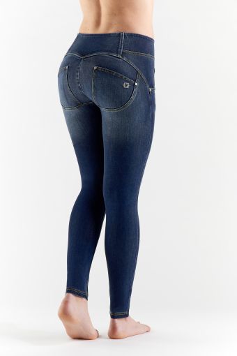 Jeans push-up WR.UP® à taille moyenne, en denim navette effet usé