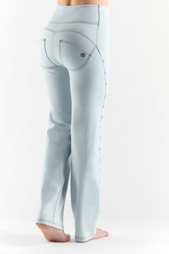 Jeans push up WR.UP® in denim navetta con rivetti laterali