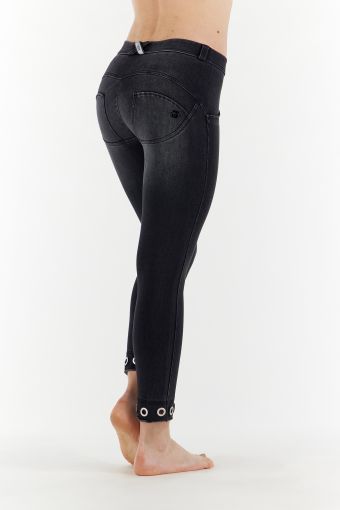WR.UP® Push up-Jeans aus schwarzem Denim mit Ringnieten an der Unterseite